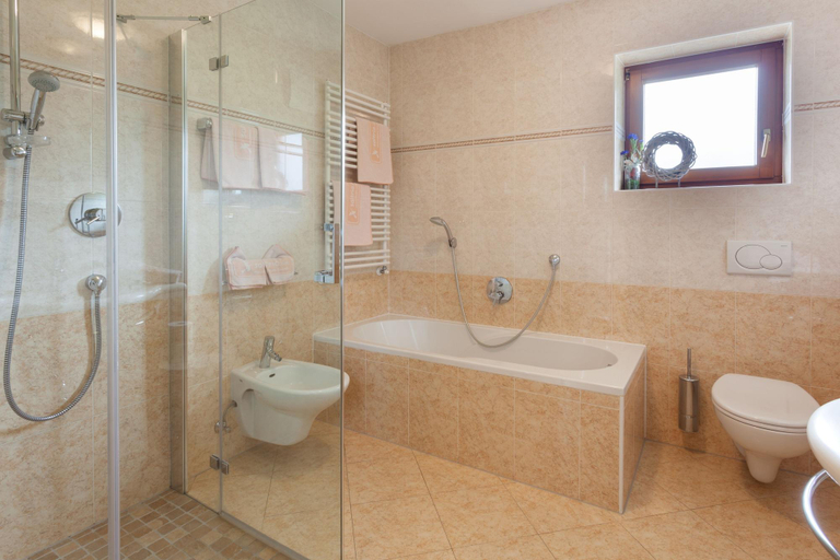 Bathroom 4, Saltria, Bolzano