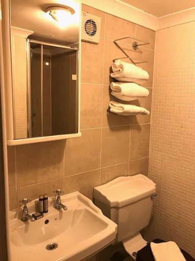 Bathroom, Maitrise Hotel Wembley, London