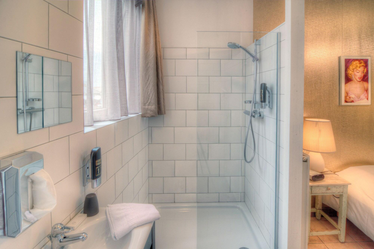 Bathroom 5, Urban Dreams Bed And Breakfast, Antwerpen