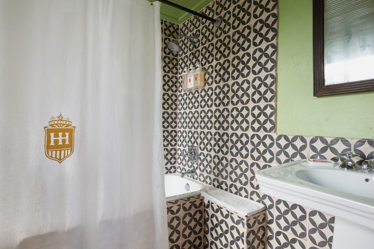 Bathroom 5, Hotel Havana, Bexar