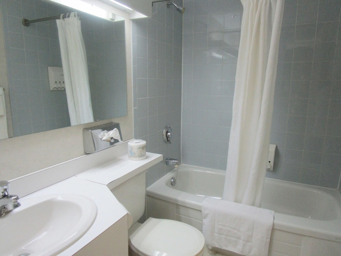 Bathroom, Claymore Inn, Antigonish