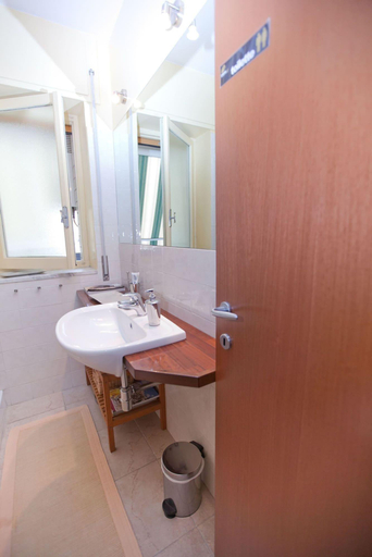 Bathroom 5, Rooms Rent Vesuvio B&B, Napoli