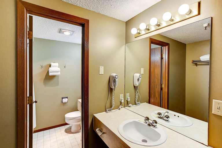 Bedroom 4, Western Inn, Pottawattamie