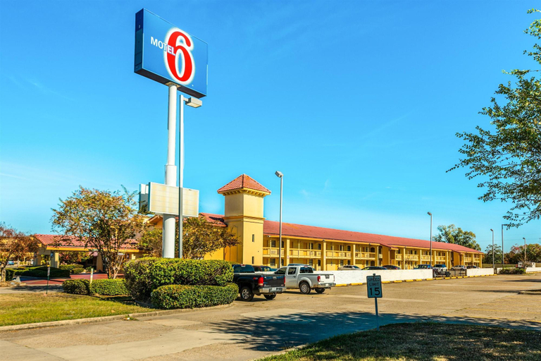 Exterior & Views 2, Motel 6 Monroe, LA, Ouachita
