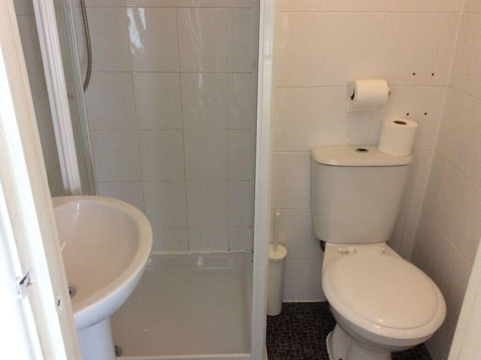 Bathroom 4, The Trentwood - Hotel, Blackpool