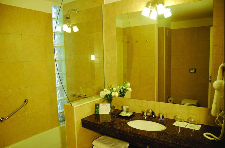 Bathroom 4, Hotel de la Cite, Rosario