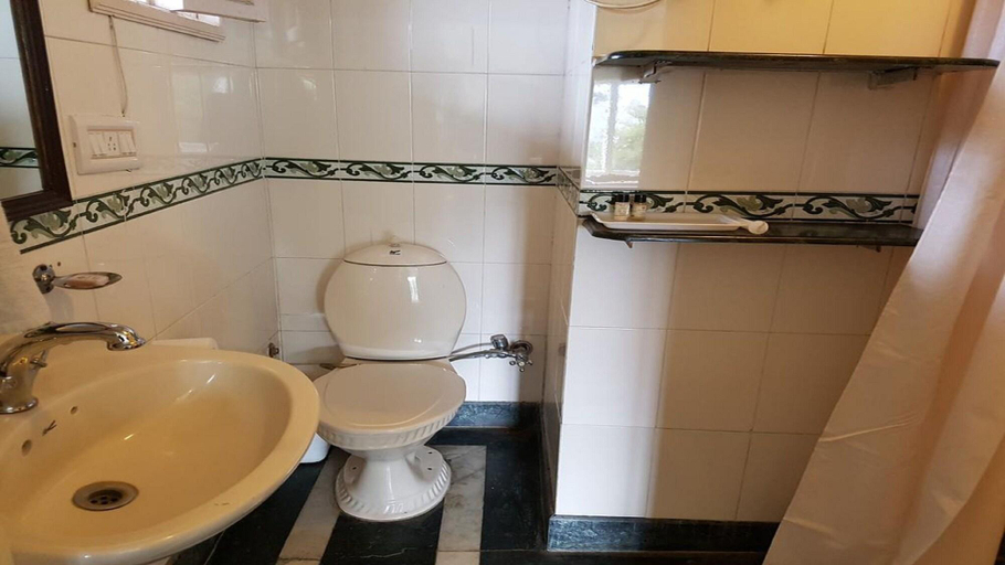 Bathroom, Hotel Springfields, Shimla