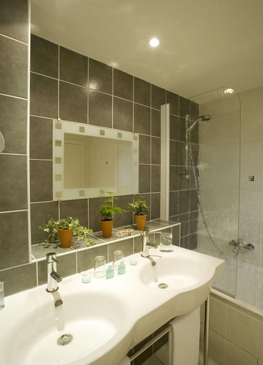 Bathroom, Logis Hotel la Riviere, Aveyron