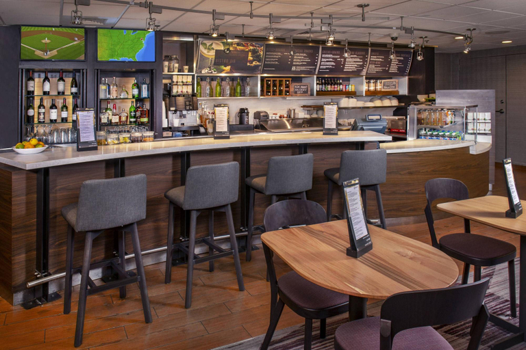 Food & Drinks 5, Courtyard Wilmington Downtown, New Castle