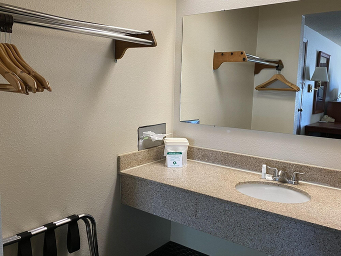Bathroom 4, National 9 Price, Carbon