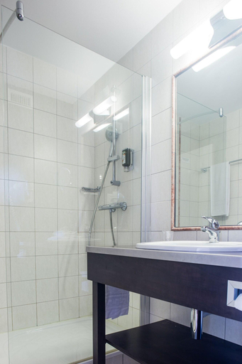 Bathroom 4, Logis Hostellerie D'Aussois, Côte-d'Or