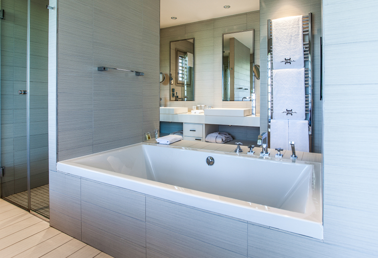 Bathroom 5, Jiva Hill Resort - Genève, Ain