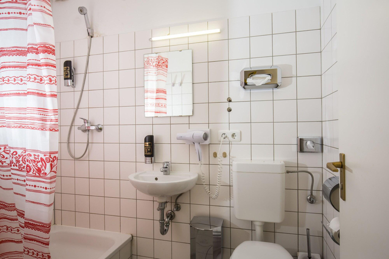 Bathroom 3, Pegasus Hostel Berlin, Berlin