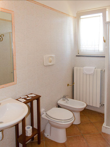 Bathroom 4, Tanka Irde, Cagliari