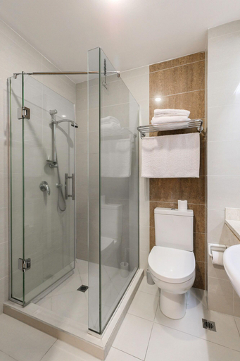 Bathroom 5, Boulevard Hotel, Waitakere