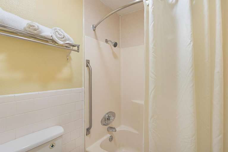 Bathroom 4, Super 8 Motel - Livingston, Polk