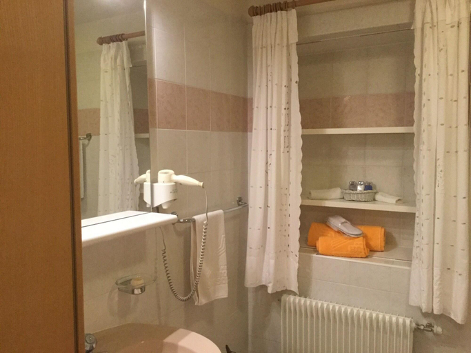 Bathroom 5, Hotel Sassongher – Preferred Hotels & Resorts, Bolzano