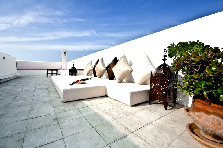 Exterior & Views