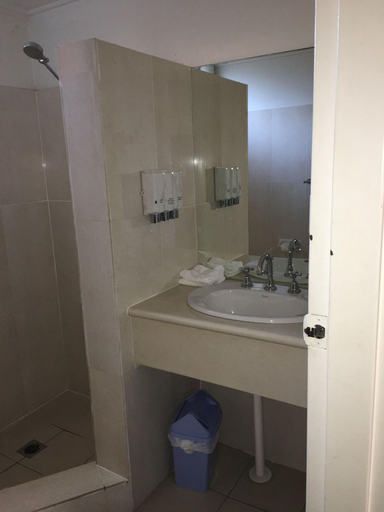 Bathroom 4, Red Cedars Motel, Canberra
