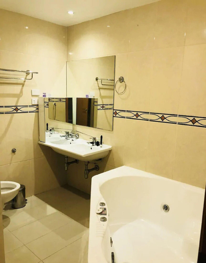 Bathroom 5, Boulevard Hotel, Waitakere