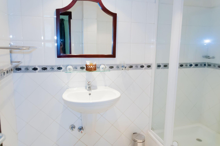 Bathroom 4, Aishi Machame Hotel, Hai