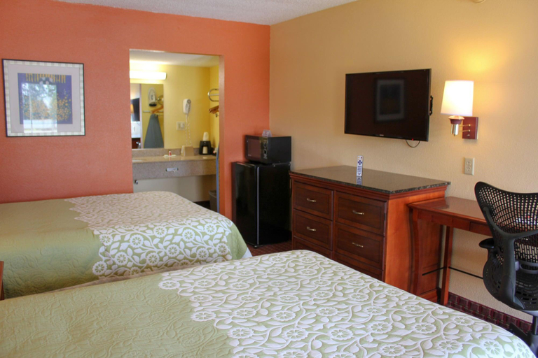 Bedroom 4, Rose Garden Inn Suites, Thomas