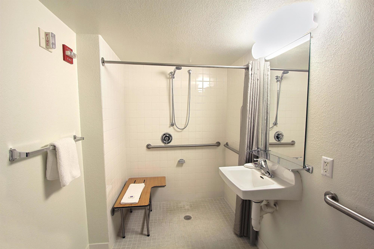 Bathroom 4, Motel 6 Piscataway, Middlesex