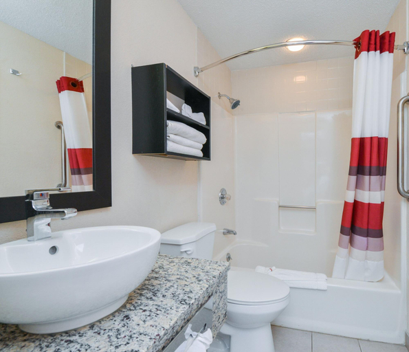 Bathroom 4, Red Roof PLUS+ & Suites Guilford, New Haven