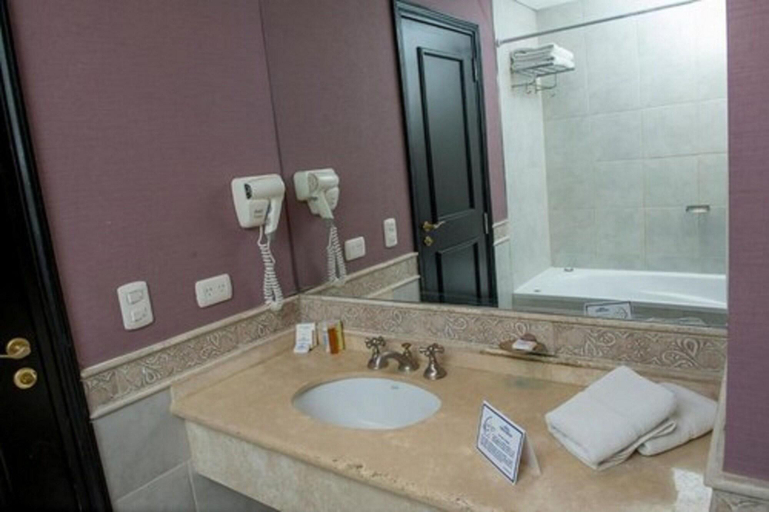 Bathroom 5, Howard Johnson Resort Pilar, Pilar