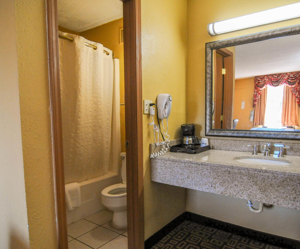 Bathroom 5, Heritage Inn Milledgeville, Baldwin