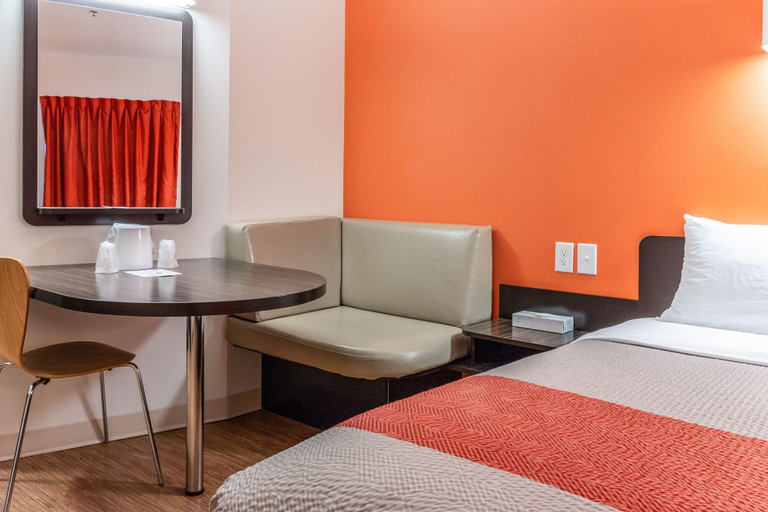 Bedroom 3, Motel 6 Headingley, Division No. 11