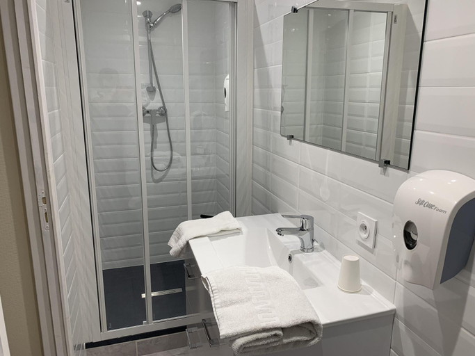 Bathroom 4, Astrotel Romorantin, Loir-et-Cher
