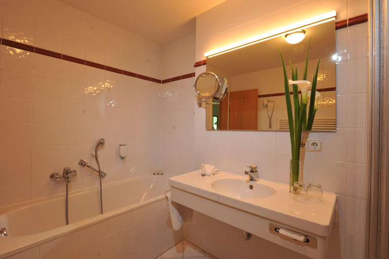 Bathroom 5, Marina Hotel, Weilheim-Schongau