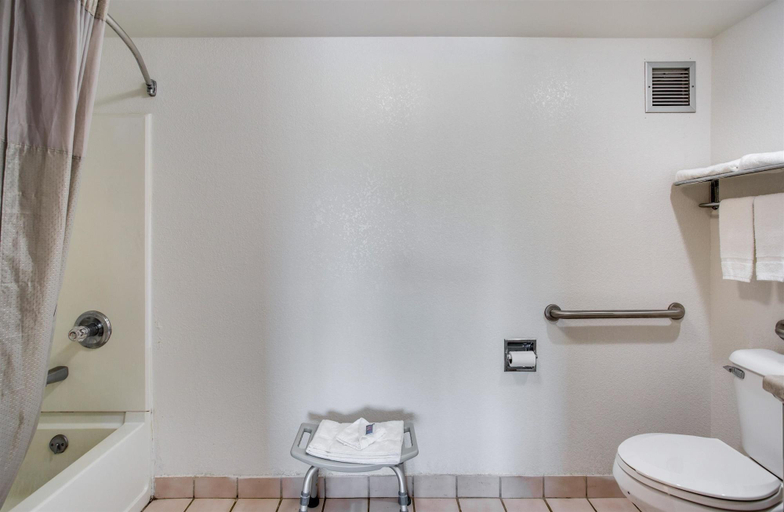 Bedroom 3, Motel 6, Robertson