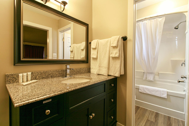 Bathroom 4, Hotel Moncton, Westmorland