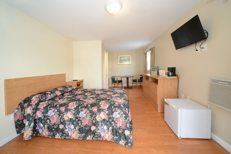 Bedroom 3, Studio Motel, Warren