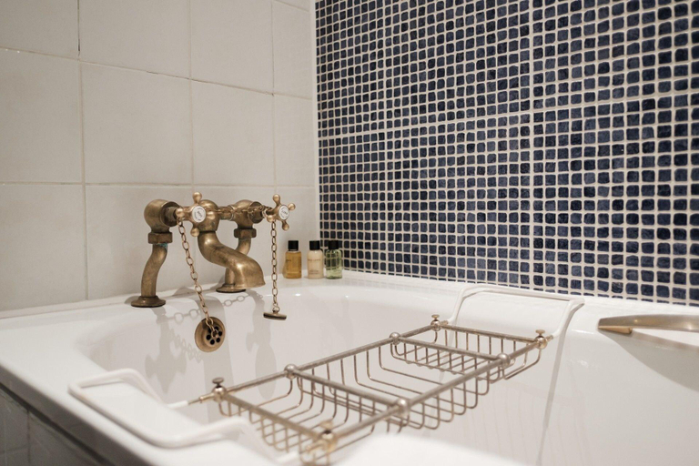 Bathroom 4, The White Hart Hotel, London