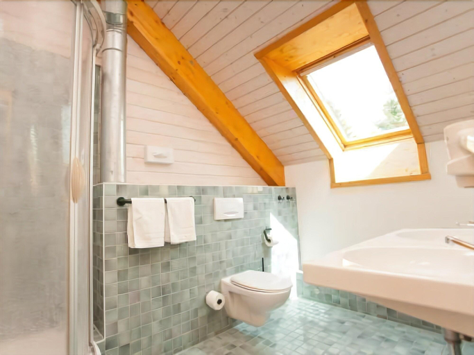 Bathroom, Oberhof Sporthotel, Schmalkalden-Meiningen