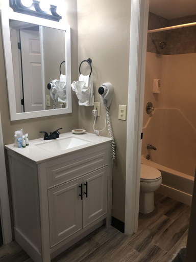 Bathroom 4, Eastern Inn & Suites, Carroll
