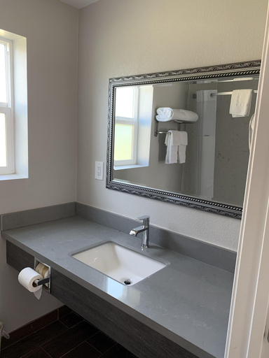 Bathroom 4, Paso Robles Travelodge, San Luis Obispo
