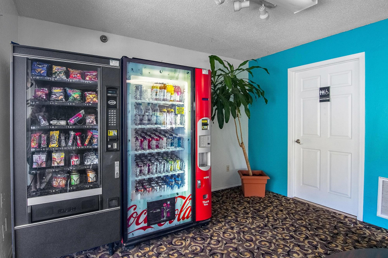 Food & Drinks 5, Motel 6 Fort Bragg, Mendocino