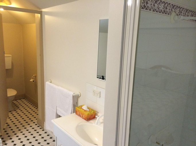Bathroom 4, Macquarie Manor Hotel, Hobart