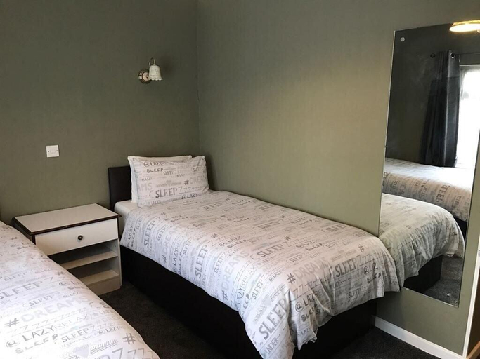 Bedroom 2, OYO The Avenue, Leeds