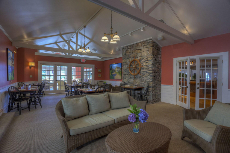 Public Area 2, Spruce Point Inn, Lincoln