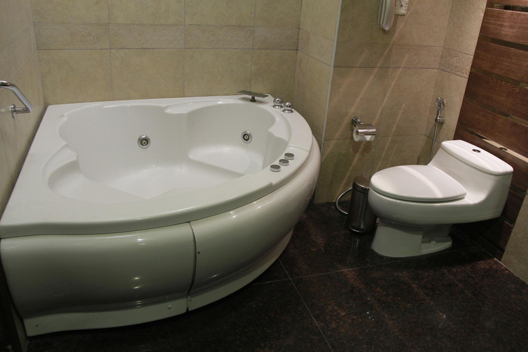 Bathroom 5, Welcom Bella Vista Chandigarh Hotel, Panchkula