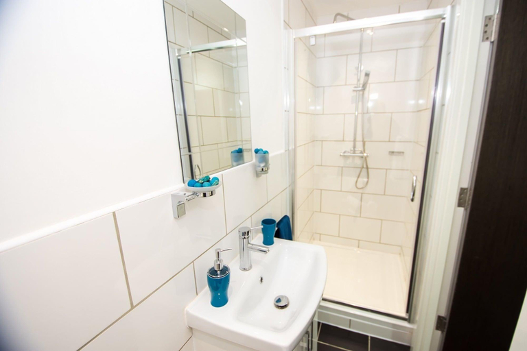 Bathroom 4, Abbey Hotel, Leicester