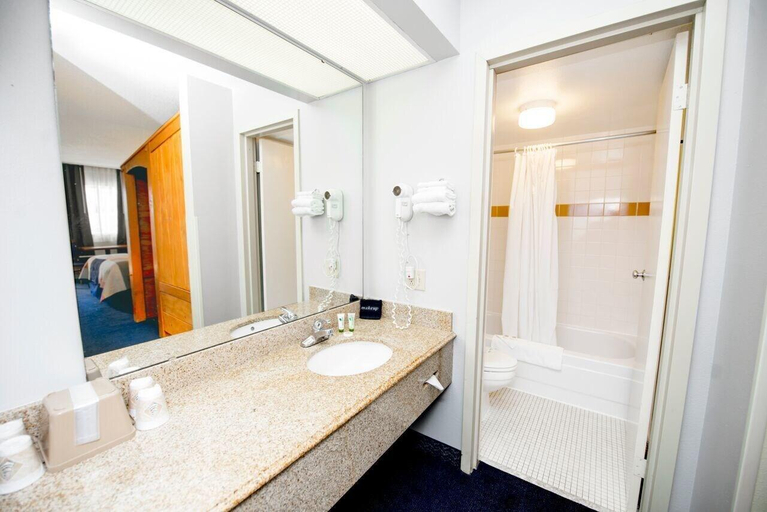 Bathroom 3, Grand Country Inn, Taney