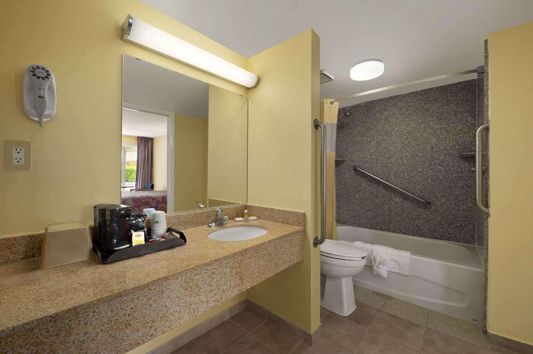 Bathroom 5, Rose Garden Inn Suites, Thomas
