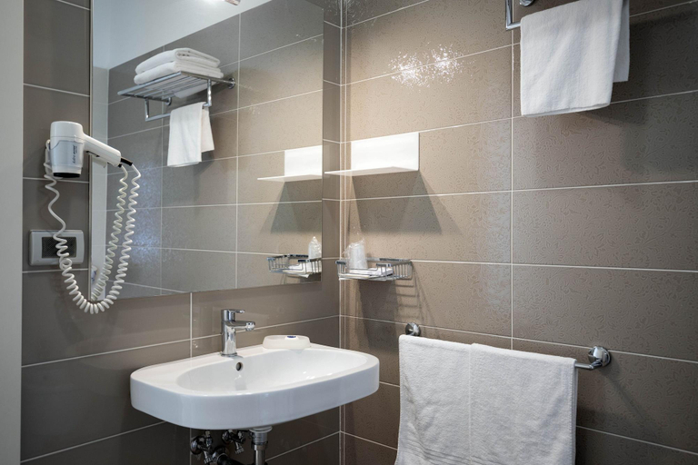 Bathroom 5, Valtur Il Cormorano Resort & Spa, Cosenza