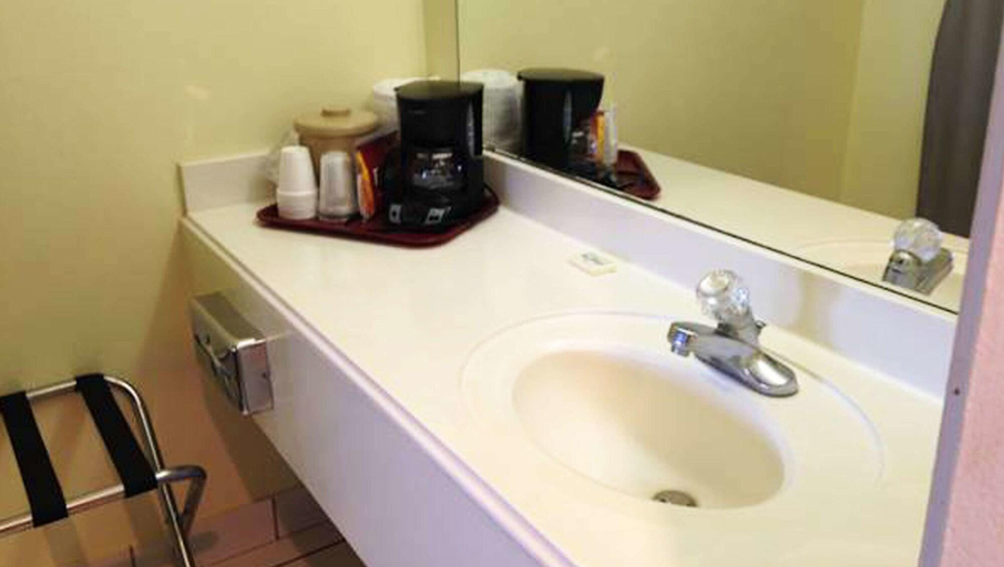 Bathroom 5, Shiloh Inn, Dawson